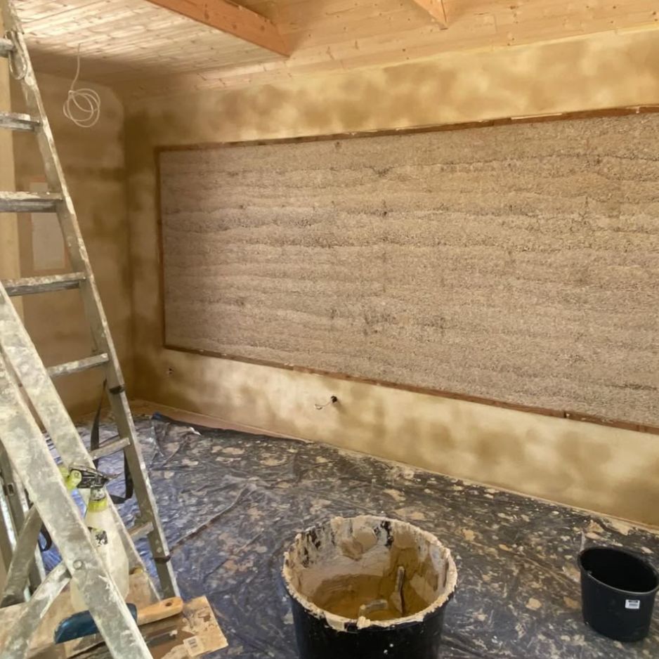 tynk gliniany w domu z konopi