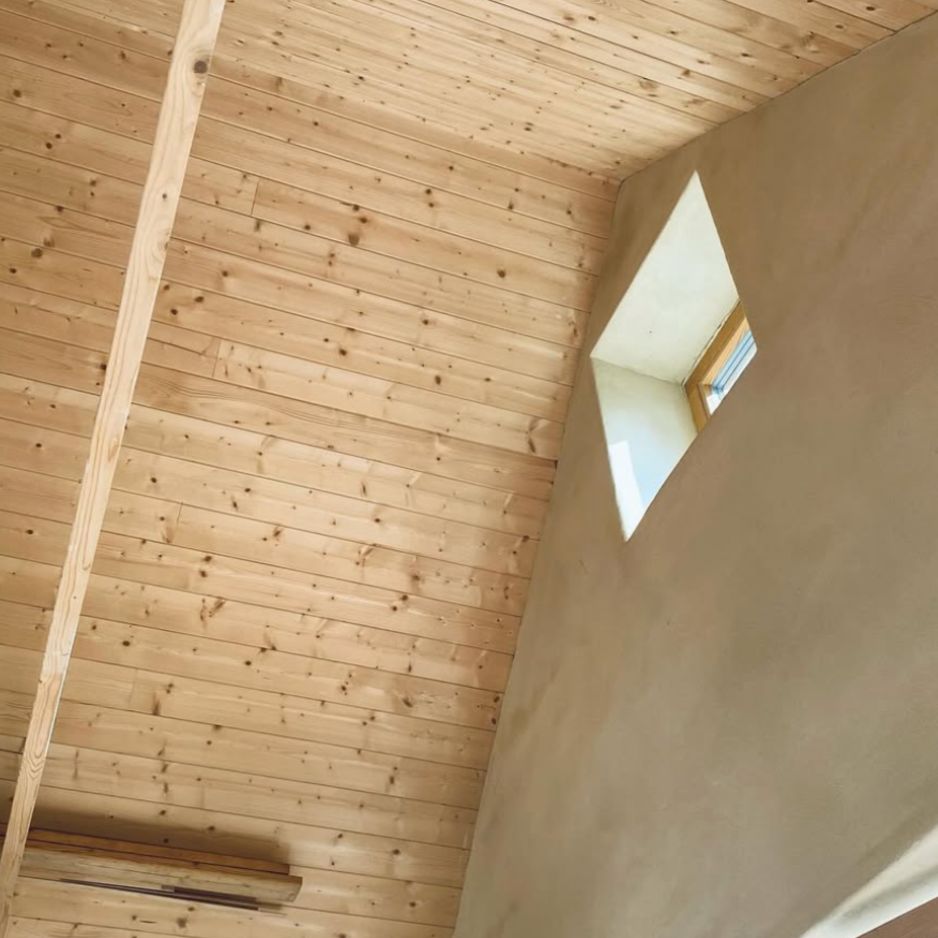 tynki gliniane w domu z betonu konopnego