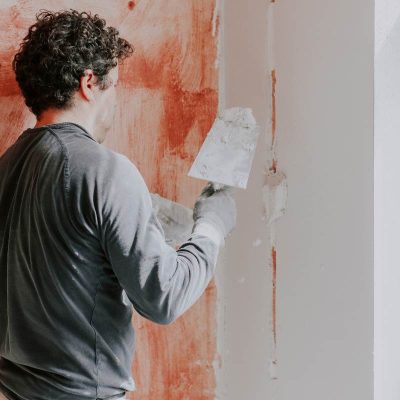 aplikacja tynku glinianego