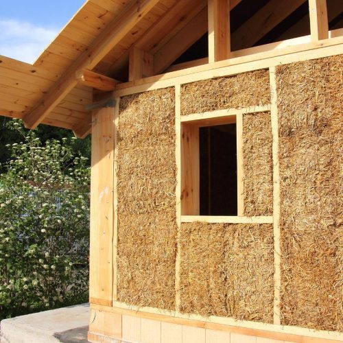 budynek wykonany w technice straw bale
